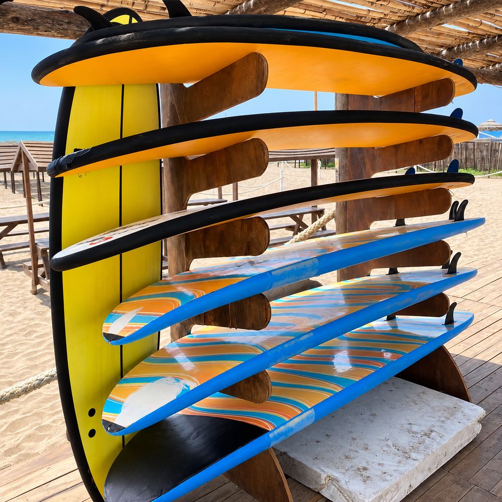 Rack de tablas de surf en la playa