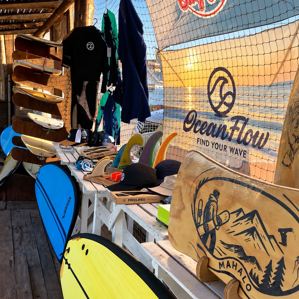 Tienda con tablas, trajes, quillas y accesorios
